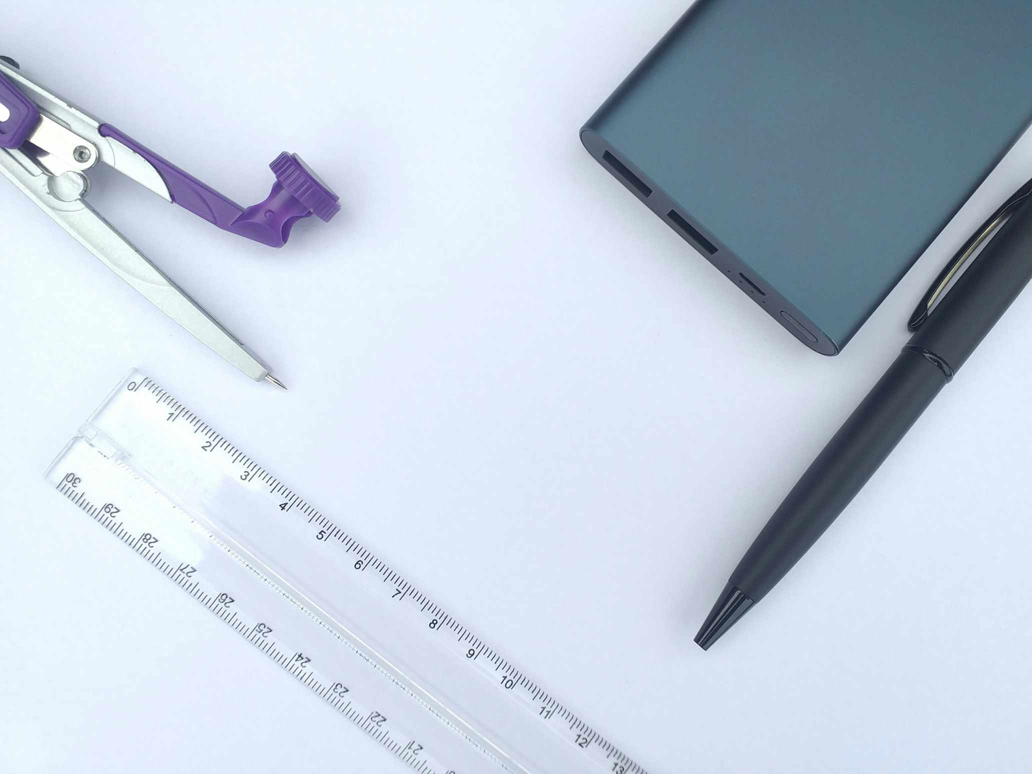 Nahaufnahme eines Stylus-Stifts, der auf einem digitalen Zeichentablett liegt, das sich auf einer Holzoberfläche befindet. Sanftes, natürliches Licht hebt das elegante Design von Tablet und Stift hervor und vermittelt eine kreative Arbeitsatmosphäre.